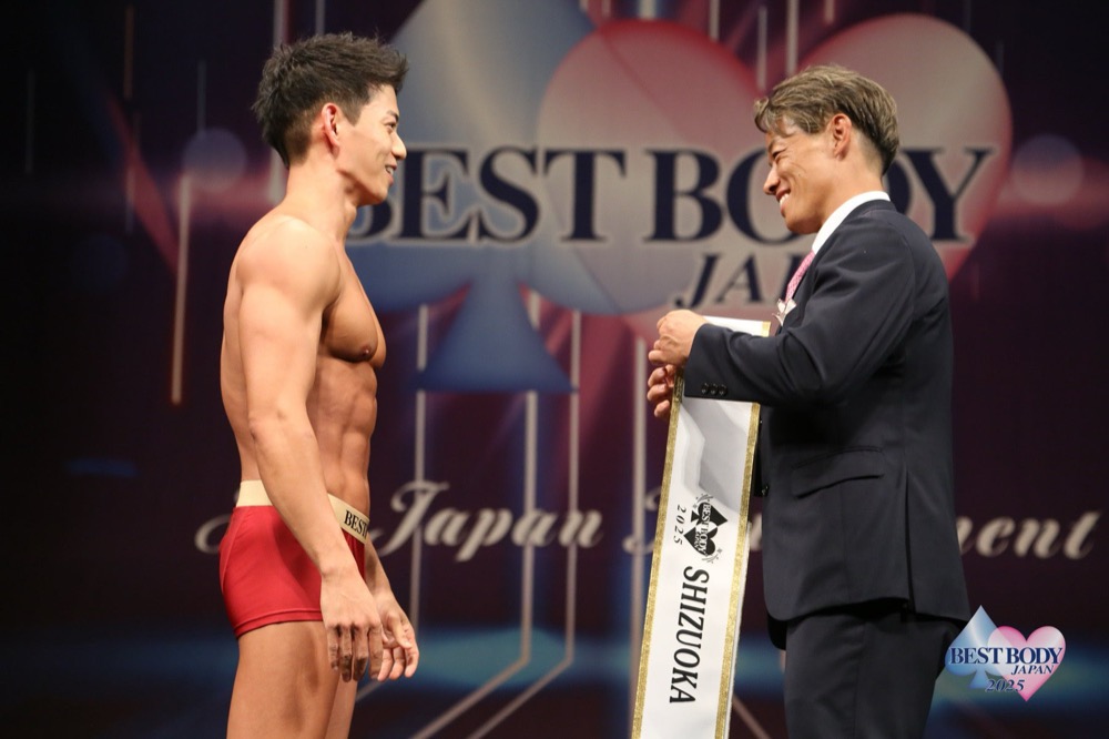 ベストボディ・ジャパンの表彰ステージに立つ株式会社ACT-R代表・河野泰佑